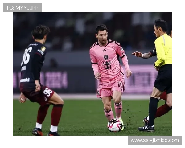 特写：38岁老将帕耶替补登场，接受主场球迷起立致敬