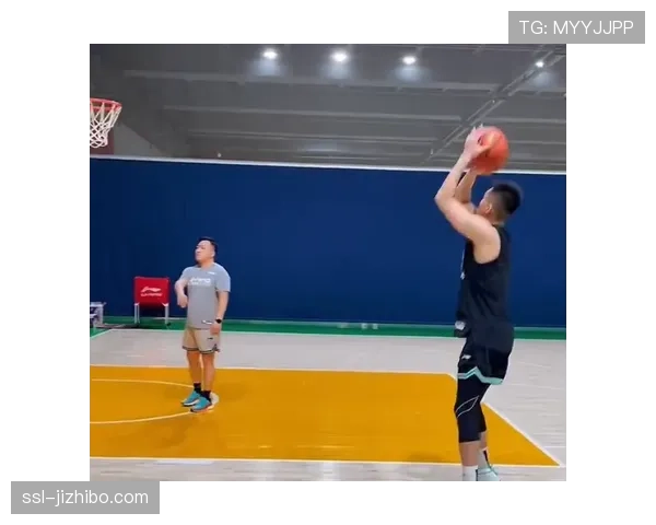 贝蒂斯中场核心费基尔恢复有球训练，包括任意球专项练习